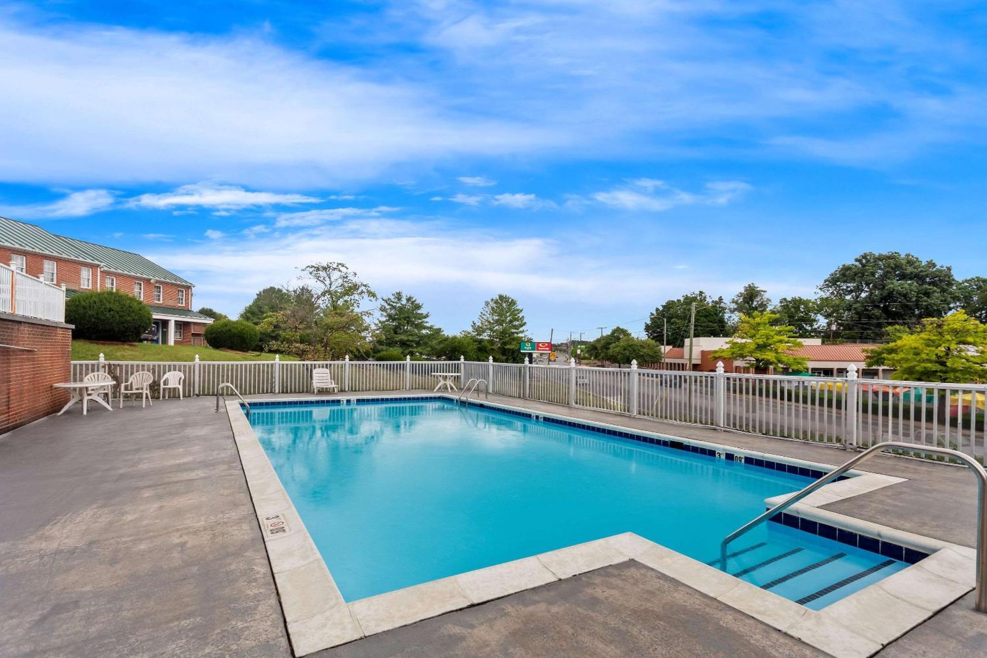Econo Lodge Waynesboro - Skyline Drive ภายนอก รูปภาพ